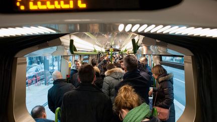 &nbsp; (Une femme sur cinq a été victime d'insultes dans les transports © MaxPPP)