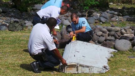 &nbsp; (Le débris d'avion découvert sur la plage de Saint-André de La Réunion va être transféré à la Direction générale de l'armement à Balma, près de Toulouse © REUTERS)