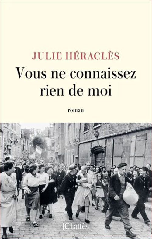 La couverture du roman de Julie Héraclès, "Vous ne connaissez rien de moi", ornée de la photo de Robert Capa connue sous le nom de "La Tondue de Chartres". (JC LATTES)