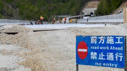 Des ouvriers doivent faire des trous dans la montagne, ériger des ponts et bâtir 130 kilomètres de béton et de goudron qui vont relier Bar (Monténégro) à Boljare (Serbie), pour un coût probable d'au moins un milliard d'euros. (SAVO PRELEVIC / AFP)