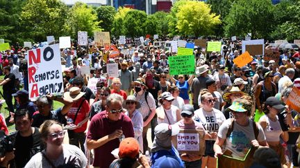 Des opposants aux armes à feu protestent devant l'assemblée annuelle de la National Rifle Association au George R. Brown Convention Center, le 27 mai 2022, à Houston, au Texas (Etats-Unis). (PATRICK T. FALLON / AFP)