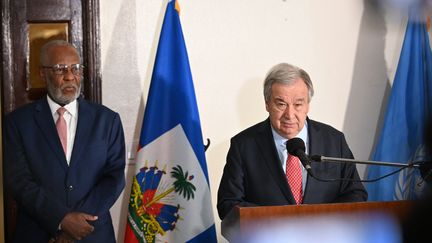 Le secrétaire général de l'ONU Antonio Guterres (à droite) aux côtés du ministre des Affaires étrangères haïtien Jean-Victor Geneus le 1er juillet dernier. (RICHARD PIERRIN / AFP)