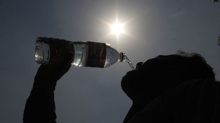 En moyenne, les chercheurs ont trouvé, dans chaque litre d'eau, 10,4 particules d'une taille environnant 0,10 millimètre. (NASIR KACHROO / NURPHOTO / AFP)