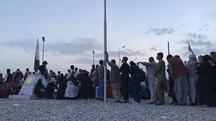 Des Afghans attendent à l'aéroport de Kaboul de pouvoir quitter leur pays, le 19 août 2021. Photo d'illustration. (SHAKIB RAHMANI / AFP)