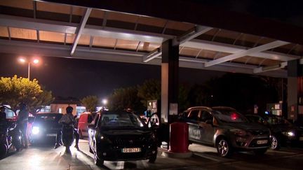 Pénurie de carburant : à Marseille, une station-service prise d'assaut en pleine soirée