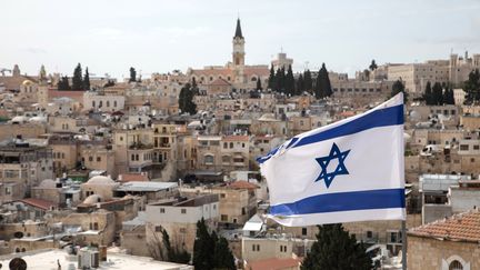 Un drapeau israélien flotte au-dessus de Jérusalem, le 12 février 2018. (KRISTINA AFANASYEVA / SPUTNIK / AFP)