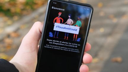L'application TousAntiCovid Carnet, qui permet de stocker les documents du futur pass sanitaire, sur un smartphone, le 23 octobre 2020. (NICOLAS LEPAGNOT / HANS LUCAS)