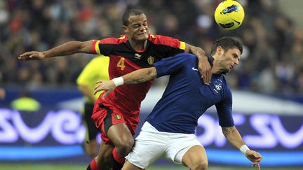 Le Belge Vincent Kompany (&agrave; gauche) &agrave; la lutte avec le Fran&ccedil;ais Olivier Giroud (&agrave; droite), lors d'un match amical au Stade de France &agrave; Saint-Denis, le 15 novembre 2011. (CHARLES PLATIAU / AFP)