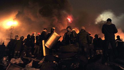 Des opposants au gouvernement sur des barricades, mercredi 19 f&eacute;vrier &agrave; Kiev (Ukraine). (LOUISA GOULIAMAKI / AFP)