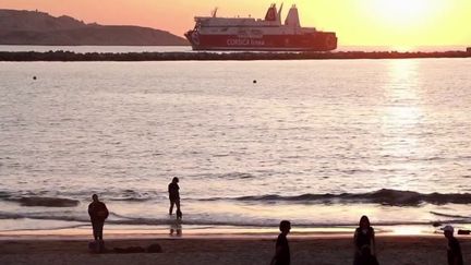 Météo : les températures clémentes font souffler un vent d'été sur Marseille (FRANCE 2)