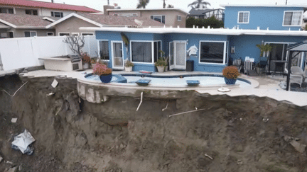 Dans la ville de San Clemente, en Californie (États-Unis), de nombreuses habitations ont été touchées par un glissement de terrain et ont dû quitter leur logement. Une catastrophe consécutive aux fortes intempéries des derniers jours. (France 3)