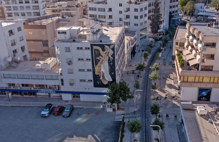 

Une peinture murale de l'artiste grec Fikos est représentée sur un bâtiment de la rue Stasikratous, une importante zone commerçante du centre de la capitale chypriote Nicosie, le 7 juin 2021. 
 (DAVID VUJANOVIC / AFP)