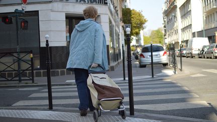 Une dame âgée va faire ses courses, durant le confinement, à Paris, le 9 avril 2020.&nbsp; (VICTOR VASSEUR / FRANCE-INFO)