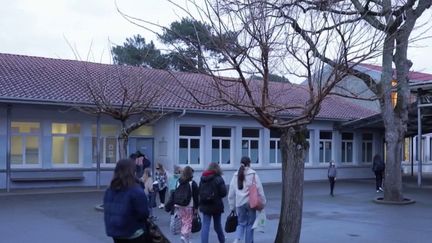 Dans un rapport, le Sénat préconise que le porte de signe religieux ostentatoire devrait être élargi "à toute activité organisée" par l'école, ce qui concerne également les sorties scolaires.