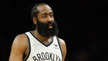 La star de la NBA James Harden, le 1er février 2022,&nbsp;à&nbsp;Phoenix (Arizona). (CHRISTIAN PETERSEN / GETTY IMAGES NORTH AMERICA / AFP)