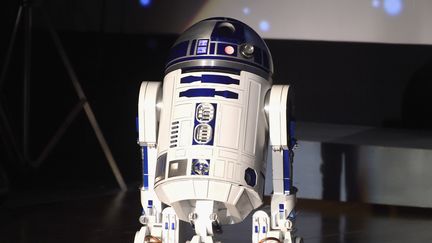 Un modèle&nbsp;de R2-D2, lors d'un hommage à l'actrice Carrie Fisher qui incarnait la princesse Leia dans la saga "Star Wars", à Los Angeles (Etats-Unis), le 25 mars 2017.&nbsp; (KEVIN WINTER / GETTY IMAGES NORTH AMERICA / AFP)