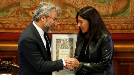 Can Dündar et Anne Hidalgo à la mairie de Paris mardi 8 novembre. (CHARLES PLATIAU / REUTERS)