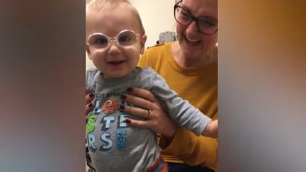 Un bébé opéré de la cataracte voit pour la première fois (Capture &eacute;cran Video Youtube)