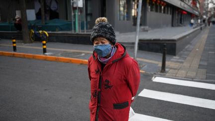 Une femme porte un masque contre le coronavirus Covid-19 à Pékin (Chine), le 9 mars 2020.&nbsp; (GREG BAKER / AFP)