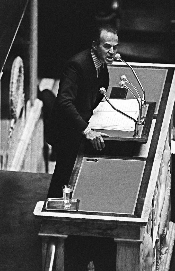 Robert Badinter lors de son discours devant l'Assemblée nationale pour défendre la loi sur l'abolition de la peine de mort, le 17 septembre 1981. (DOMINIQUE FAGET / AFP)