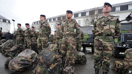 Des soldats de la r&eacute;serve "Gu&eacute;pard" du 3e r&eacute;giment d'infanterie de marine le 5 f&eacute;vrier 2013 lors d"une visite de Jean-Yves Le Drian, ministre de la D&eacute;fense, &agrave; Vannes (Morbihan). (FRANK PERRY / AFP)