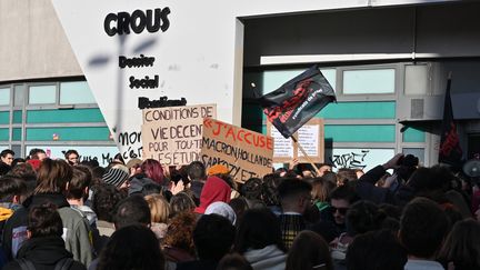 Des étudiants rassemblés devant le Crous à Lyon le 12 novembre 2019. (PHILIPPE DESMAZES / AFP)