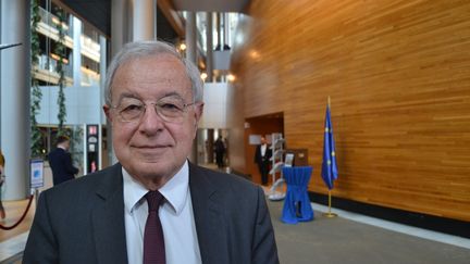 Alain Lamassoure, au Parlement européen à Strasbourg (Bas-Rhin), le 17 avril 2019 lors de la dernière session plénière de la mandature 2014-2019. (NOÉMIE BONNIN / FRANCE-INFO)