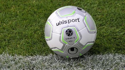 Un ballon du championnat de France de football de Ligue 2, lors de la rencontre Laval-Niort, le 1er ao&ucirc;t 2014. (MAXPPP)