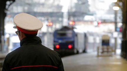 Un employé de la SNCF assiste au départ d'un train, le 9 mars 2016, à la gare de Saint-Lazare, à Paris. (CHRISTIAN HARTMANN / REUTERS)