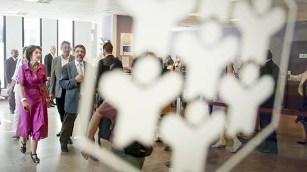 Marisol Touraine (G), ministre des Affaires sociales et de la Sant&eacute;, visite le centre d'allocations familiales (CAF) de Paris Laumi&egrave;re, le 21 ao&ucirc;t 2012. ( MAXPPP)