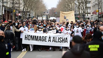 14 mars 2021. A Argenteuil, marche blanche à la mémoire d'Alisha, la jeune fille de 14 ans retrouvée morte noyée&nbsp;lundi 8 mars, après avoir été battue et jetée dans la Seine par deux lycéens âgés de 15 ans.&nbsp;&nbsp;Les deux suspects ont été mis en examen pour "assassinat". (MARTIN BUREAU / AFP)