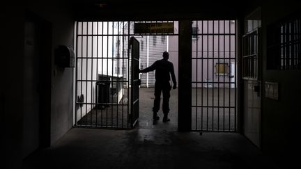 Un surveillant&nbsp;au centre pénitentiaire de Bourg-en-Bresse, le 27 novembre 2018. (JEFF PACHOUD / AFP)