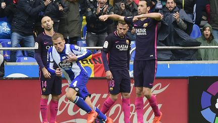 Alex Bergantinos peut laisser éclater sa joie face à la détresse des Barcelonais Busquets, Mascherano et Alba (MIGUEL RIOPA / AFP)