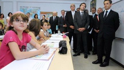 Nicolas Sarkozy et le ministre Luc Chatel dans une classe à La Canourgue (21 juin 2011) (PASCAL GUYOT / POOL / AFP)