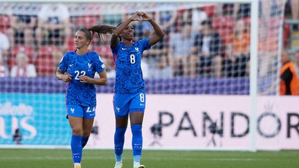 Eve Perisset et Grace Geyoro sur la pelouse du New York Stadium de Rotherham (Royaume-Uni), le 10 juillet 2022, lors du match entre la France et l'Italie à l'Euro. (JOSE HERNANDEZ / ANADOLU AGENCY / AFP)