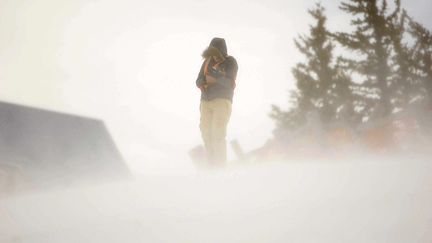 Une jeune femme affronte le froid dans le Wyoming&nbsp;(Etats-Unis) lors d'un rassemblement de skieurs, le 3 janvier 2014. (DAN CEPEDA / AP / SIPA)