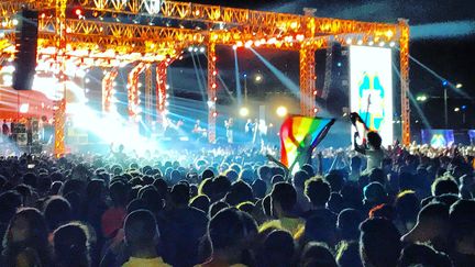 Le drapeau arc-en-ciel, symbole de la communauté LGBGT, au concert du groupe pop Mashrou' Leila, au Caire, le 22 septembre 2017. (BENNO SCHWINGHAMMER / DPA)