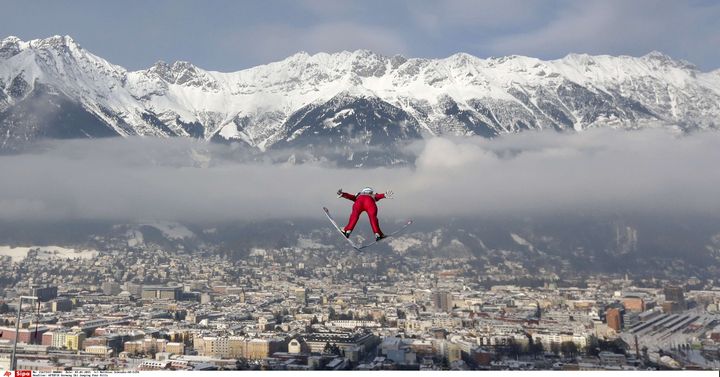 Un skieur au-dessus d'Innsbruck (Autriche), le 3 janvier 2015. (MATTHIAS SCHRADER/AP/SIPA / AP)