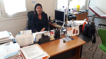 Hakima Djemoui, au cabinet de son défunt mari, dans le quartier populaire du Bois-l'Abbé à Champigny-sur-Marne. (BENJAMIN MATHIEU / RADIO FRANCE)