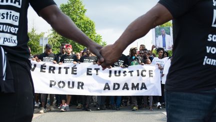 Une marche blanche à&nbsp;Beaumont-sur-Oise (Val-d'Oise) en mémoire d'Adama Traoré, le 22 juillet 2016.  (LUCAS ARLAND / CITIZENSIDE / AFP)