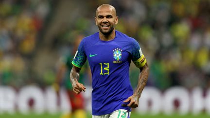 Le Brésilien Dani Alves lors de la Coupe du monde 2022 au Qatar. (ADRIAN DENNIS / AFP)