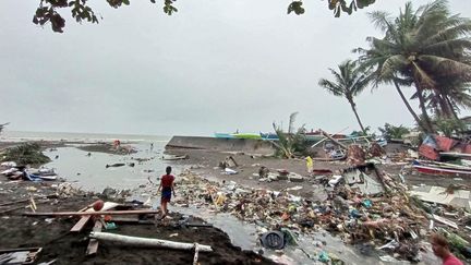 Un habitant dans les décombres d'Oroquieta, capitale de la province du Misamis occidental (Philippines), le 27 décembre 2022. (ANGELICA VILLARTA / AFP)