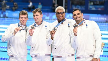 Léon Marchand, Maxime Grousset, Yohann Ndoye-Brouard et Florent Manaudou ont le sourire, la natation française repart de Paris La Défense Arena sept médailles dans l'escarcelle. Le record de Londres 2012 est égalé et les Bleus ont trouvé leur nouvelle locomotive. (SEBASTIEN BOZON / AFP)