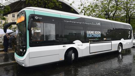 Un bus 100% électrique de la RATP, qui devrait équiper à terme toutes les lignes de la régie de transport. (ERIC PIERMONT / AFP)