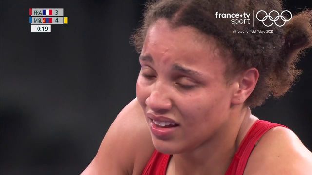 En quête d'une médaille olympique, la lutteuse française Koumba Larroque s'incline face à la Mongole Battsetseg Soronzonbold dès les huitièmes de finale des 68 kg sur un tombé. Quelle désillusion !