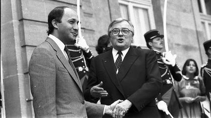 &nbsp; (© Maxppp   Passation de voyage à Matignon à Paris entre le Premier ministre Pierre Mauroy et son successeur Laurent Fabius le 18 juillet 1984)