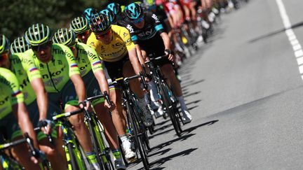 Le peloton en ordre de marche. (KENZO TRIBOUILLARD / AFP)