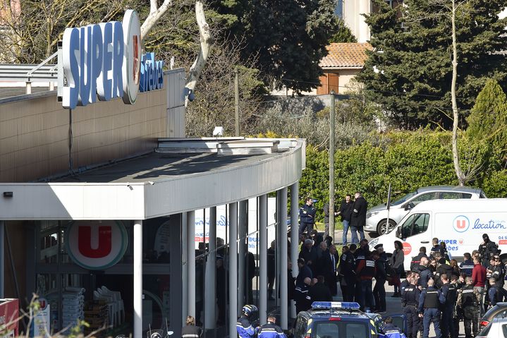 Les forces de l'ordre devant le supermarché de Trèbes attaqué par un terroriste, le 23 mars 2018. (PASCAL PAVANI / AFP)