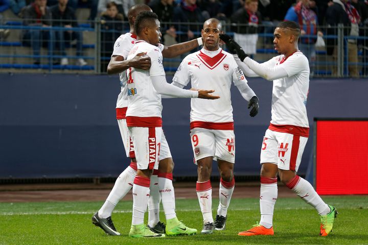 Le Guinéen François Kamano (gauche) célèbre l'un des deux buts qu'il a inscrit mardi face à Caen (0-4), Diego Rolan (centre) a lui aussi retrouvé le chemin des filets.