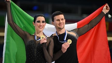 Les Italiens Charlène Guignard et Marco Fabbri ont remporté l'épreuve de danse sur glace aux championnats d'Europe, samedi 28 janvier 2022 à Espoo (Finlande). (DANIEL MIHAILESCU / AFP)